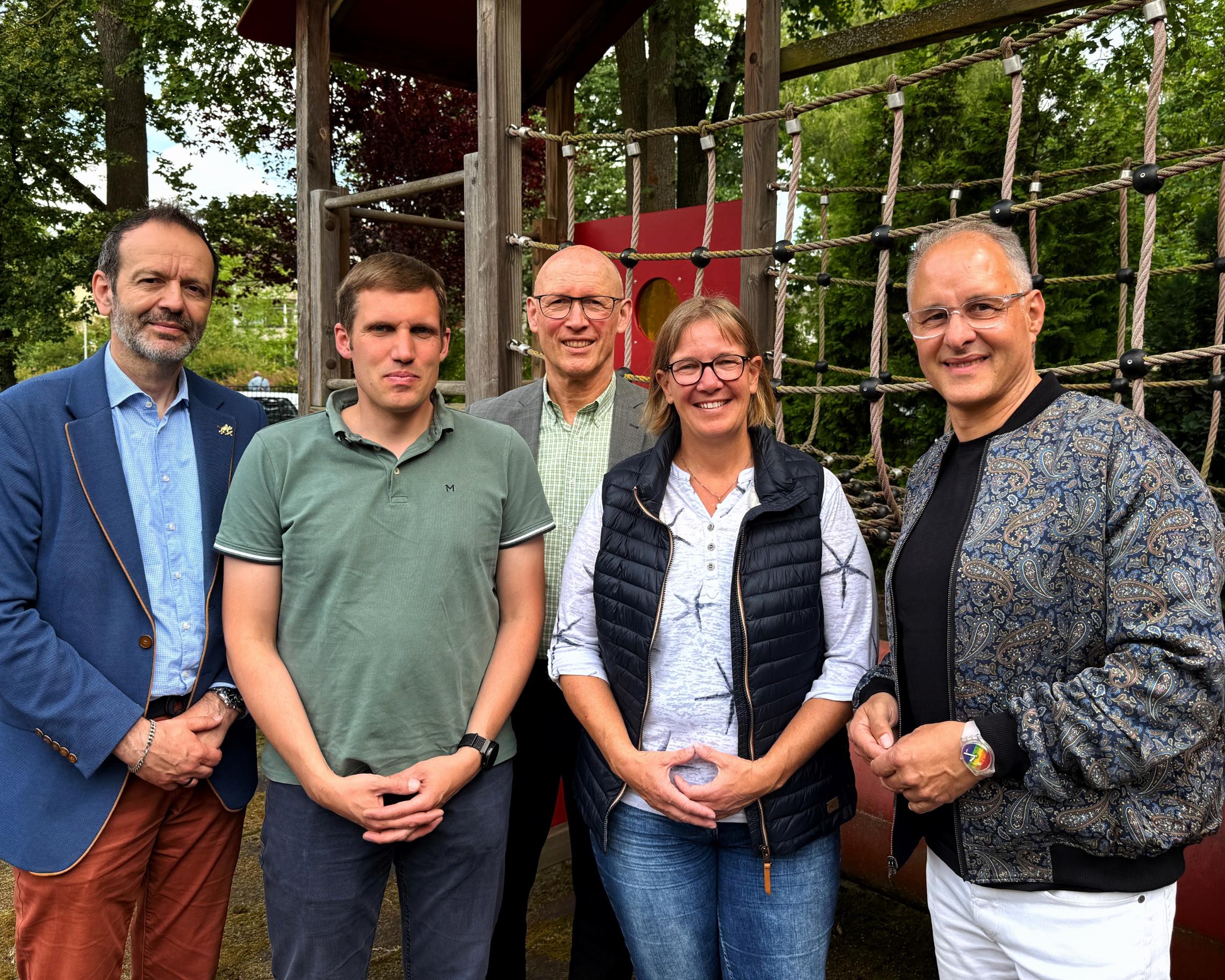 Fröhliche Gesichter nach der Vertragsunterzeichnung. Von links nachts rechts zu sehen: Peter Bernards (Kirchenvorstand), Sascha Kisters (Kirchenvorstand), Markus Höyng (Leitender Pfarrer), Katja Weich (Kita-Leitung), Bernd Siebertz (Kleiner Muck e.V.).